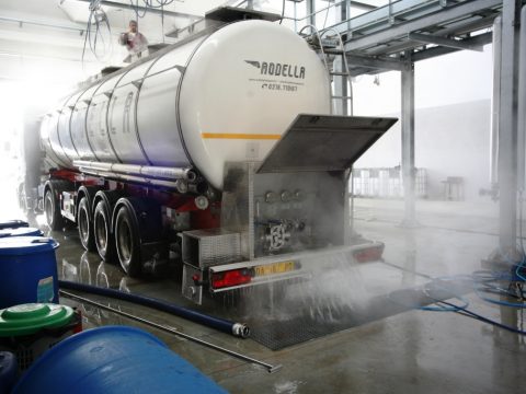 Foodstuff tanker cleaning operation