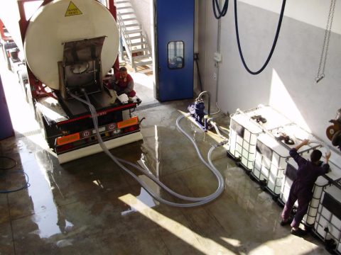Bonifica con impianto C.I.P. di cisterna container per il trasporto di birra